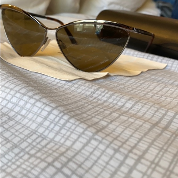 Balenciaga cat-eye sunglasses 😎 - Picture 4 of 6